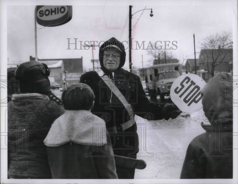 Press Photo Akron School Crossing Guard Paul Orchosky - Historic Images