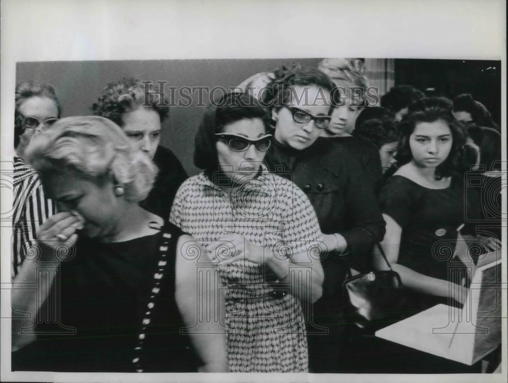 1961 Press Photo Cuban women view photos of invaders being held prisoner - Historic Images