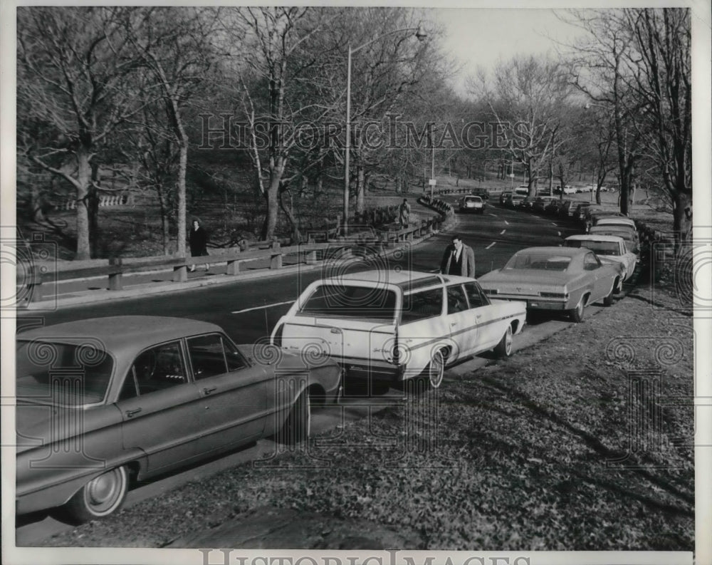 1966 Press Photo Drivers Leave Cars on Central Park&#39;s East Drive-Historic Images