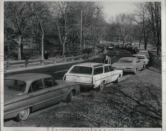 1966 Press Photo Drivers Leave Cars on Central Park's East Drive-Historic Images