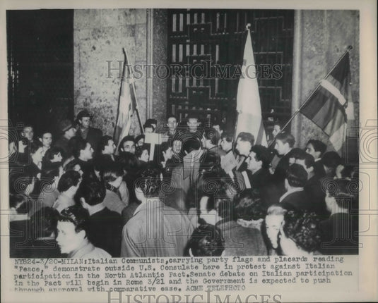 1949 Press Photo Italian Communists Carrying Party Flags in Milan - Historic Images