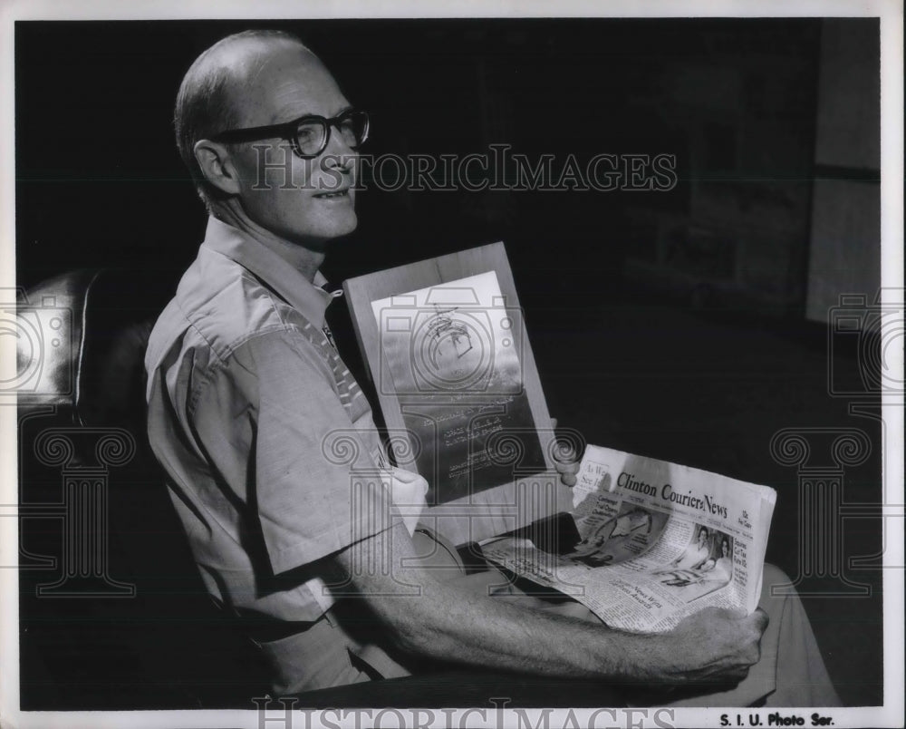 1957 Press Photo Horace V. Wells Jr., Editor of Clinton Courier-News Gets Award-Historic Images