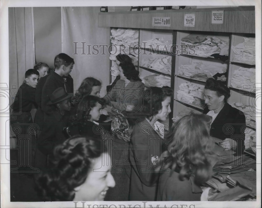 1946 Press Photo Detroit Michigan Nanrose Hisary Shop - Historic Images