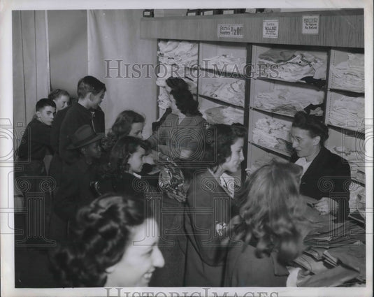 1946 Press Photo Detroit Michigan Nanrose Hisary Shop - Historic Images