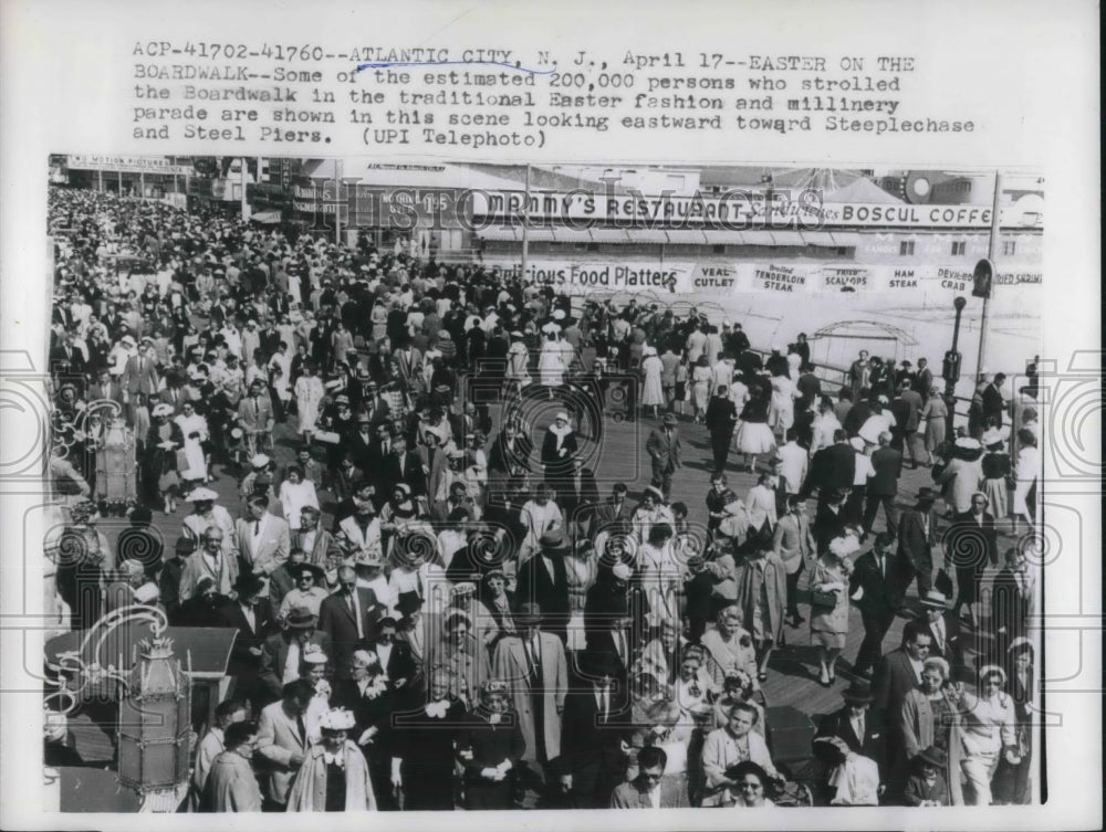 1960 Press Photo Easter crwds at the Atlantic City, NJ boardwalk - Historic Images