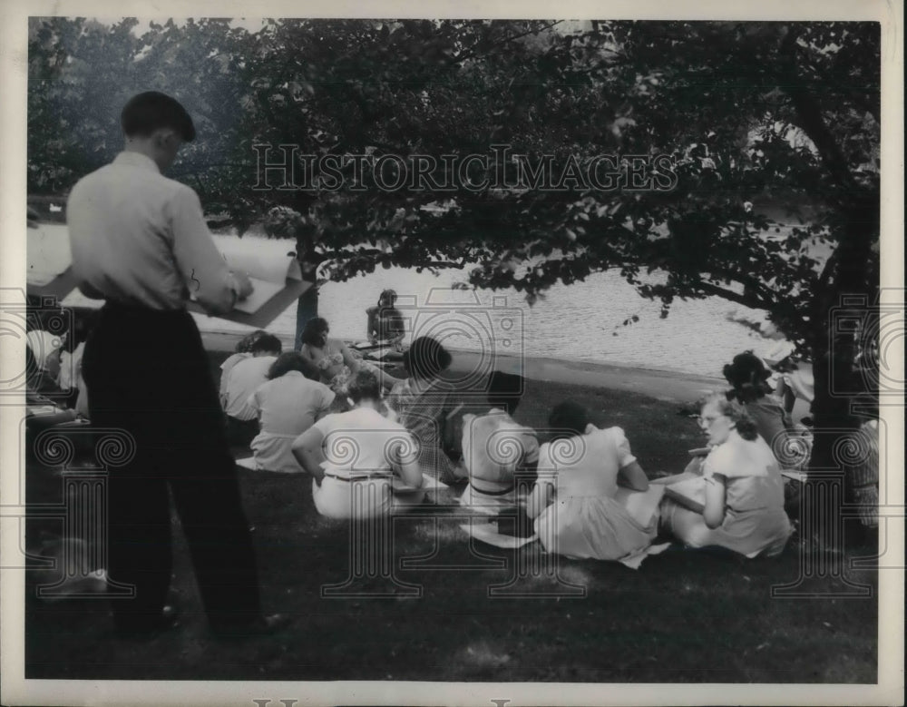 1942 Outdoor sketch class at Wade Park lagoon in Cleveland - Historic Images