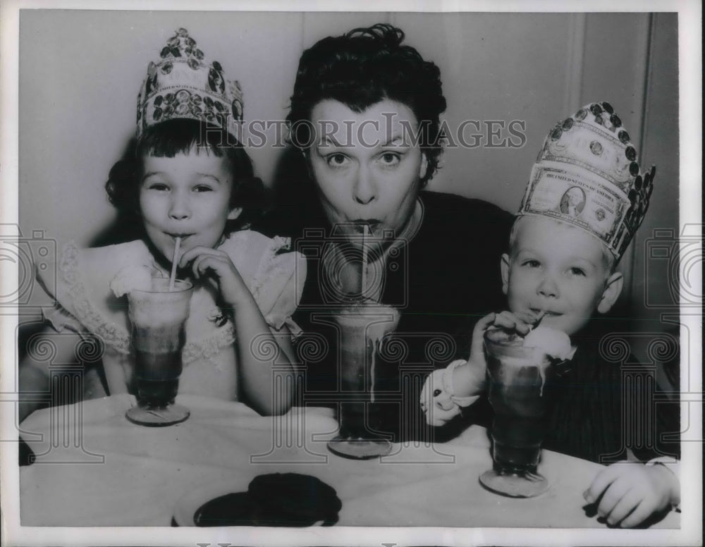 1957 Press Photo Singer Roberta Sherwood with March of Dimes King &amp; Queen-Historic Images