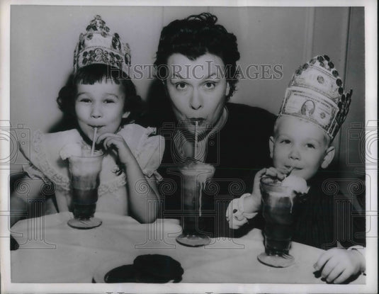 1957 Press Photo Singer Roberta Sherwood with March of Dimes King & Queen-Historic Images