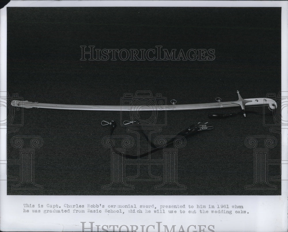 1967 Press Photo Capt Charles Hobb&#39;s ceremonial sword on exhibit-Historic Images