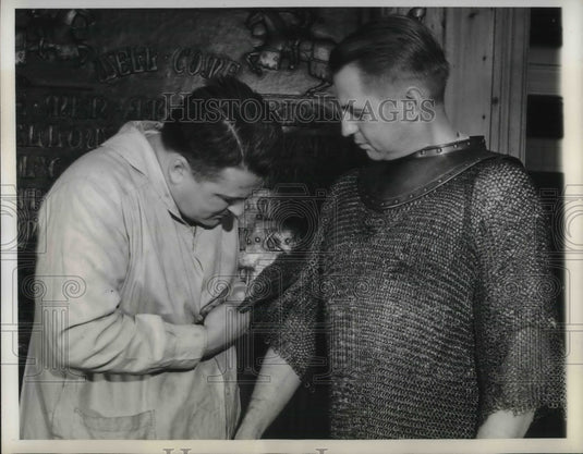 1939 Press Photo NY armorer Kenneth Lynch & George Clarkson - neb91285 - Historic Images