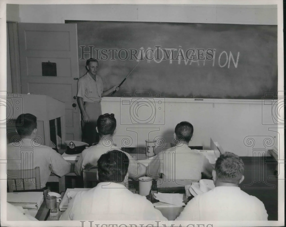 1957 Press Photo Chief Gunners Mate Charles Johnson teaching a class in Calif.- Historic Images