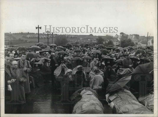 1959 Press Photo Pilgrims at Krosh listen to Mass-Historic Images