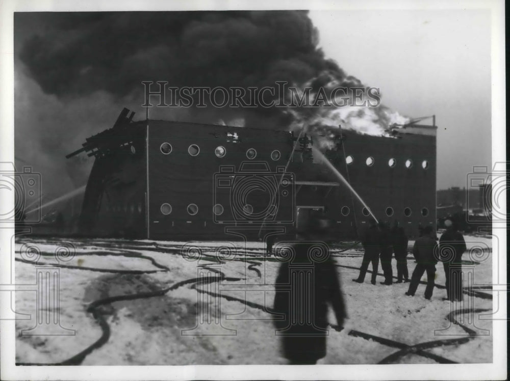 1941 Press Photo Firemen Fight Fire At Naval Reserve Armory In Kansas City-Historic Images