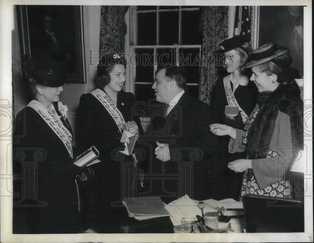 1941 Mayor LaGuardia Makes First Contribution To New Yorks - Historic Images