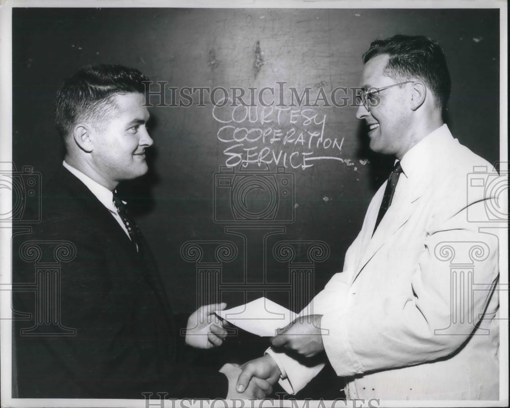 1955 Press Photo T.P. Weldon of Pennsylvania R.R. with Robert Schwars of Purdue - Historic Images