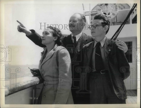 1941 Sr & Mrs Henry Wachtel & son arrive in NYC on SS City of NY - Historic Images