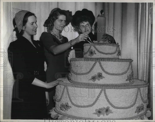 1941 Press Photo Mrs W Latham, Bundles for Britain Pres, N Miller & E O'Donnell - Historic Images