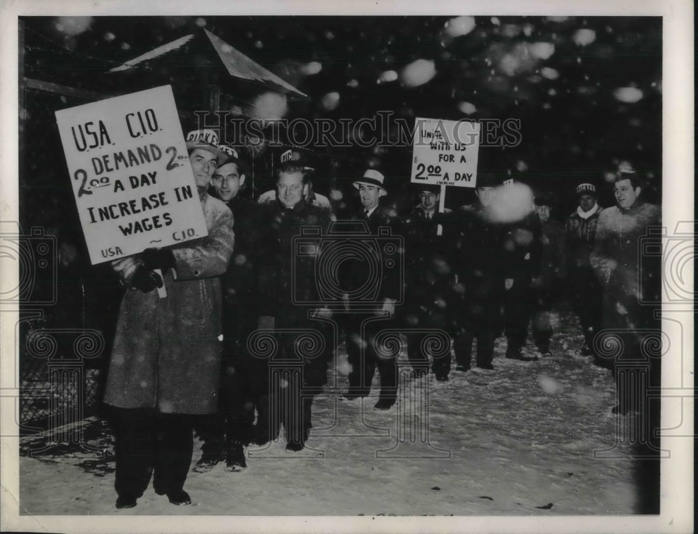 1946 Press Photo Bethlehem, Pa striking steel workers picket Steel plant-Historic Images