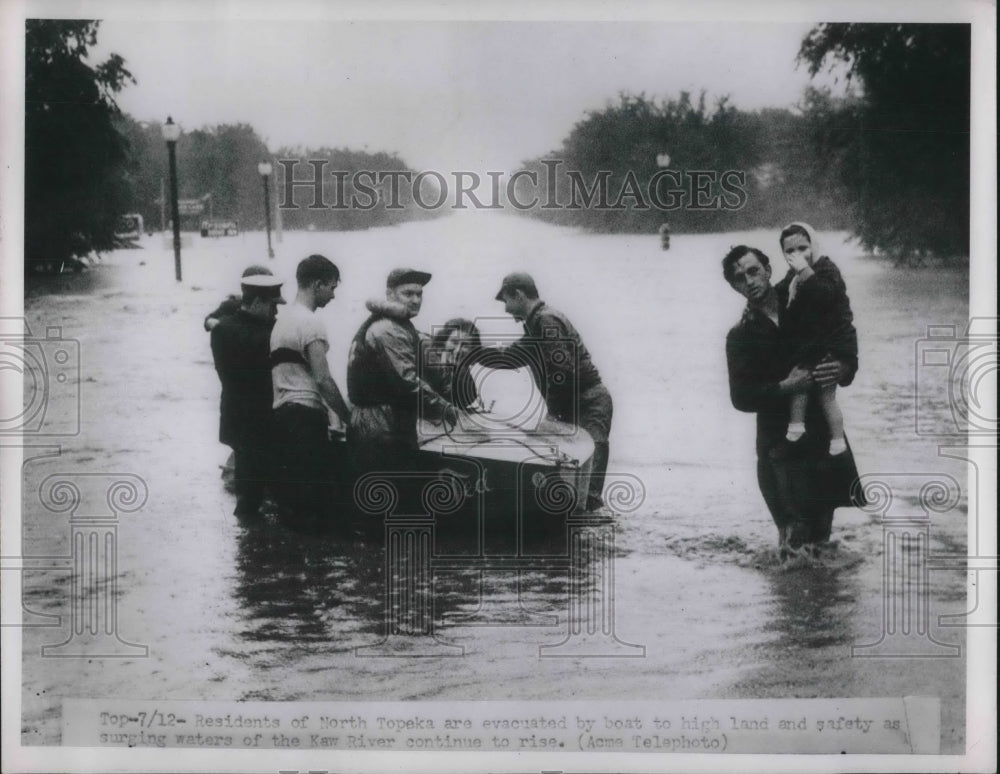 1951 Press Photo Residents od N Topeka, Kansas in New River flood waters - Historic Images