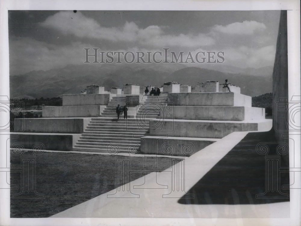 1949 Press Photo Zaculeu, Guatemala visitors at main temple of Mayan ruins-Historic Images