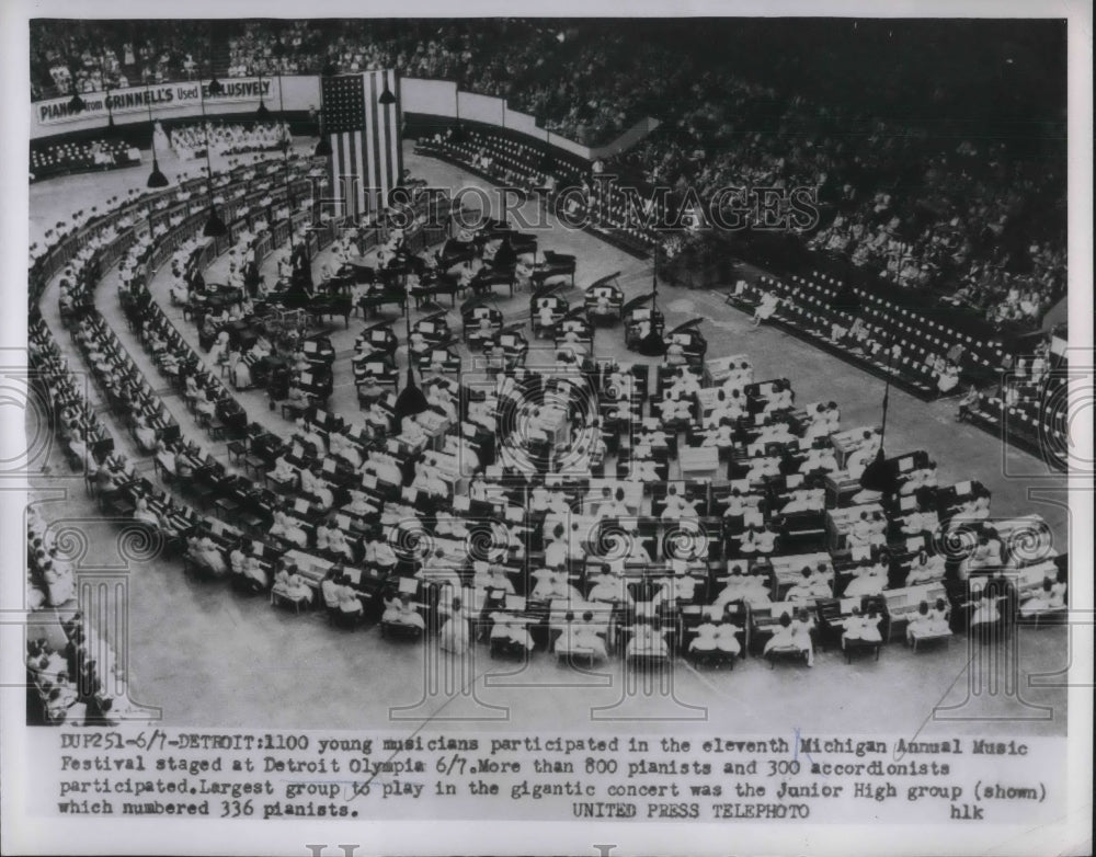 1954 Press Photo Detroit, Mich. Music Festival with 100 youngsters - Historic Images