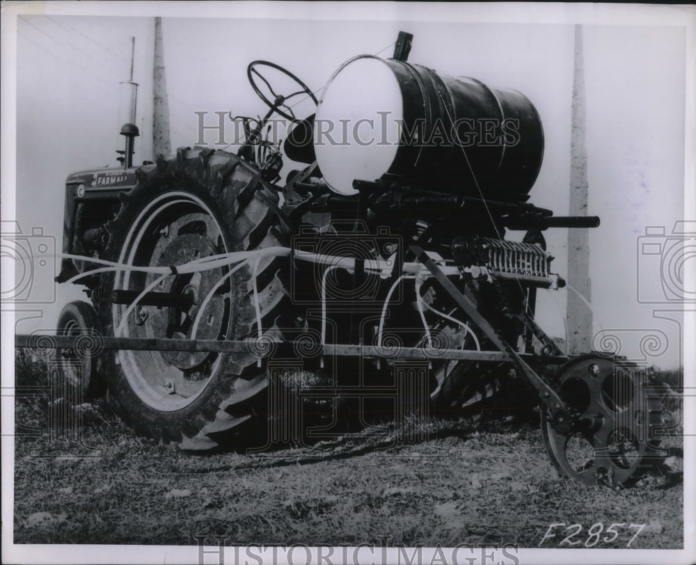 1955 Press Photo Light Weight Fertilizer Appliance-Historic Images