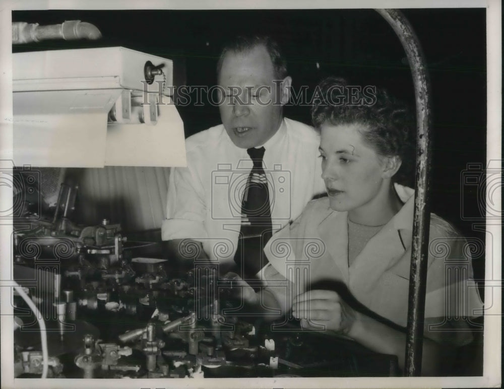 1949 Press Photo Duro Test Corporation factory James McKelvie, Miss Fishburn - Historic Images