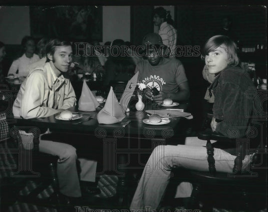 Press Photo Steven Harris and friends have Lunch at Birthplace of Shakespeare - Historic Images