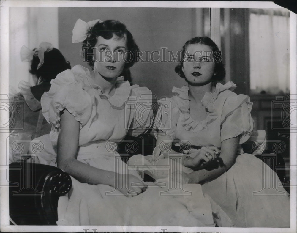 1934 Press Photo Debutantes Elizabeth Townsend &amp; Marie Washington Rehearse - Historic Images