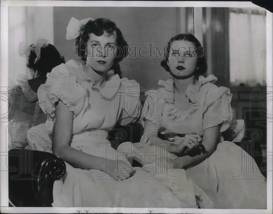 1934 Press Photo Debutantes Elizabeth Townsend & Marie Washington Rehearse - Historic Images