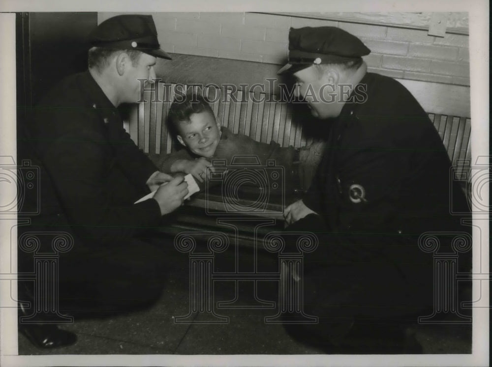 1938 Run away child speaking with patrolman in Long Island NY - Historic Images