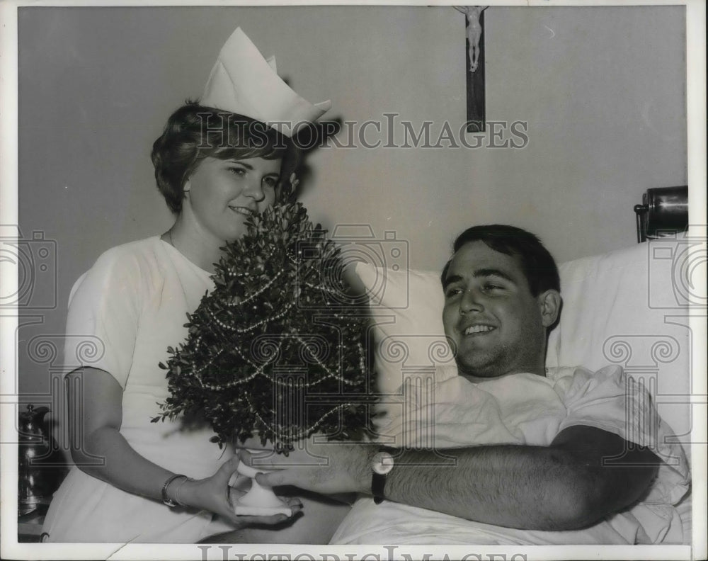 1965 Steve Thurlow Hip Operation Christmas Tree From Nurse - Historic Images