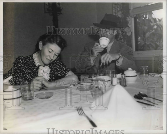 1940 Gene Jowne and Secretary Rita Ryan having lunch - Historic Images
