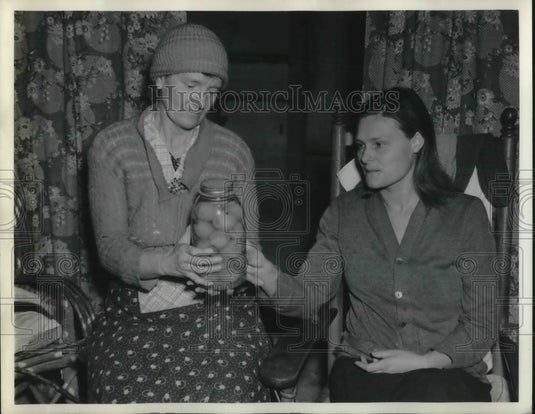 1940 Press Photo Mrs. Tackett (lives in a dry-land) on Mud Island - Historic Images