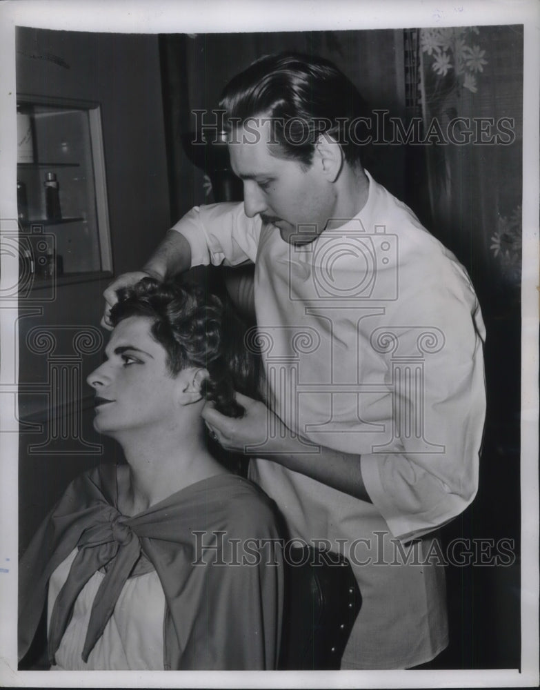 1941 Press Photo Mr. Eric puts Wig on Robert H. Coleman for Harvard Show - Historic Images