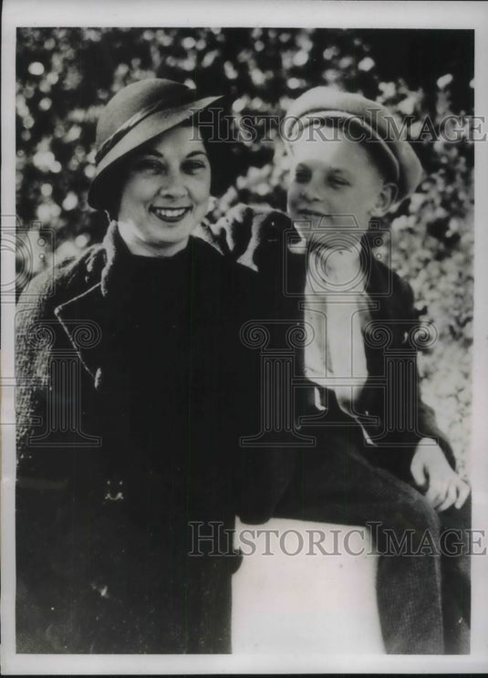1938 Press Photo Mrs Gertrude Turner & Son Robert Rescued from Yacht Pirated - Historic Images