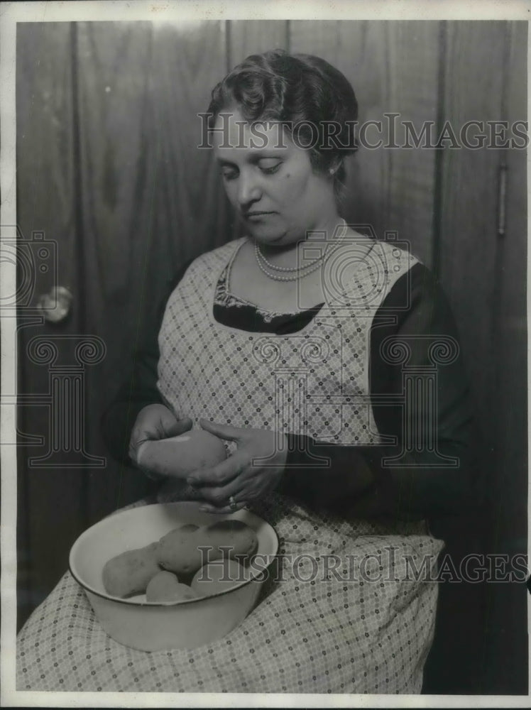 1929 Mrs Jaranewski Preparing Potatoes for Meal  - Historic Images