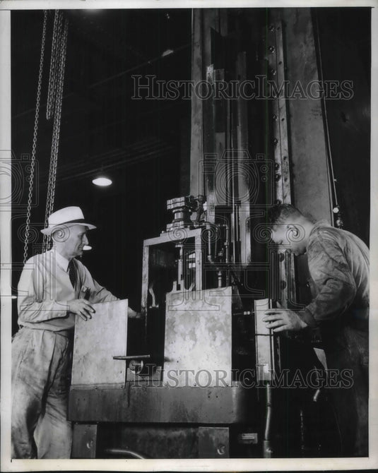1941 Press Photo Westinghouse tool maker Welshons machine takes place 4 tools - Historic Images