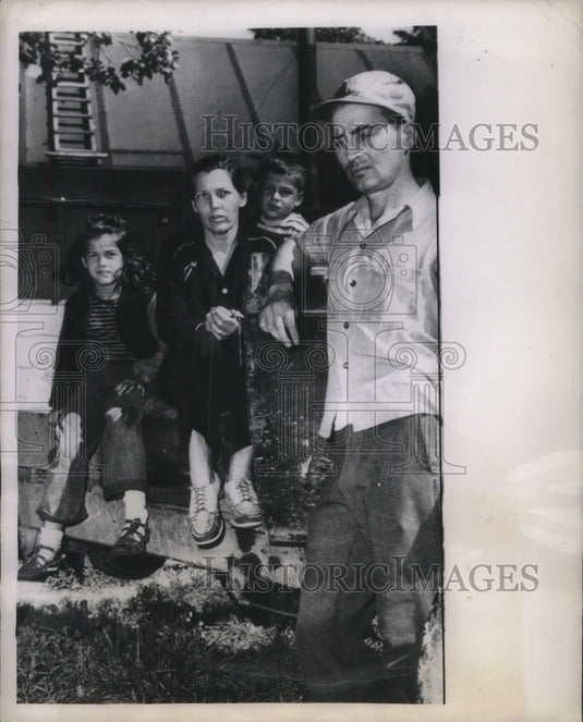 1949 Press Photo Kenneth Coleman & Family Keep Vigil for Missing Son Larry - Historic Images