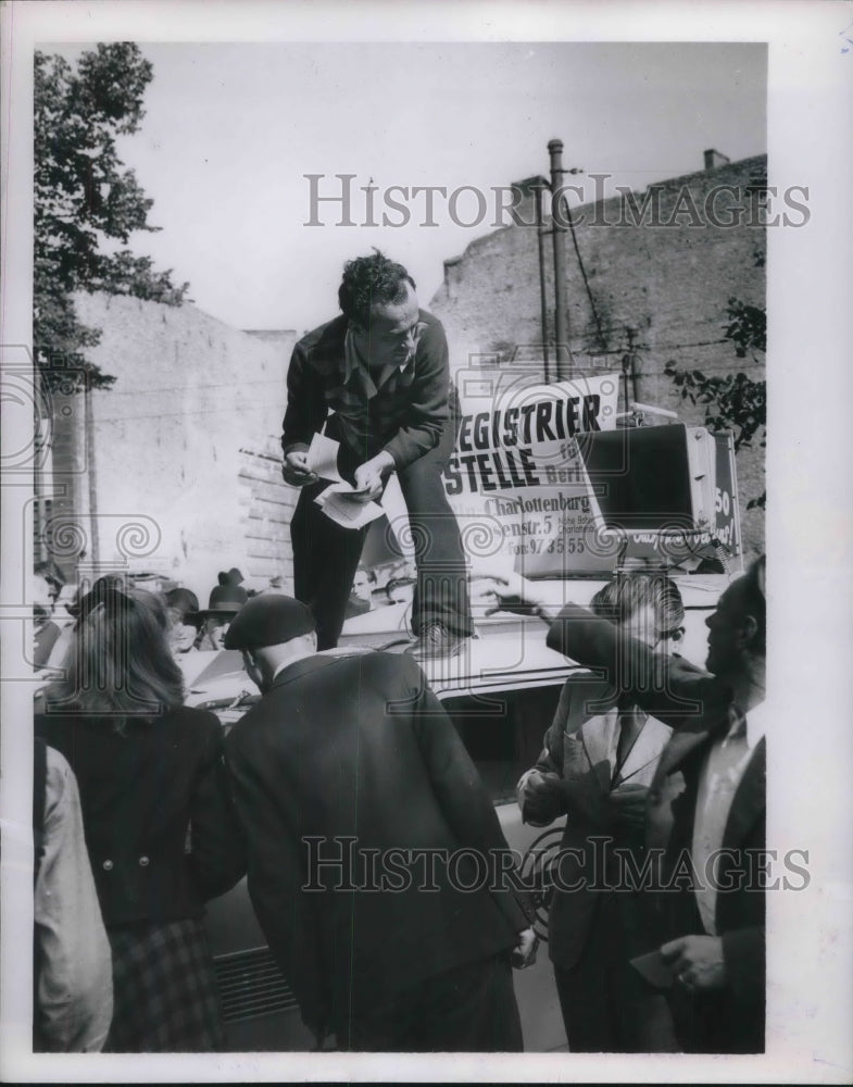 1949 Press Photo Rudi Herzberg Argues World Citizenship in Berlin - Historic Images