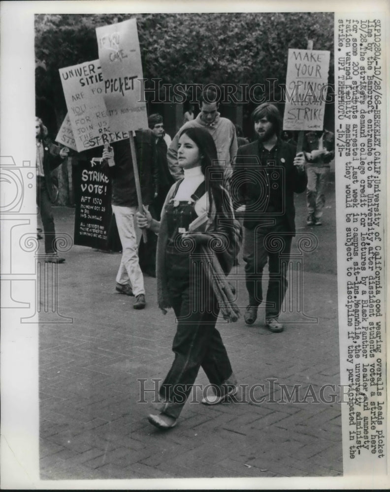 1968 Press Photo University of California Are Demonstrating Bancroft Entrance - Historic Images