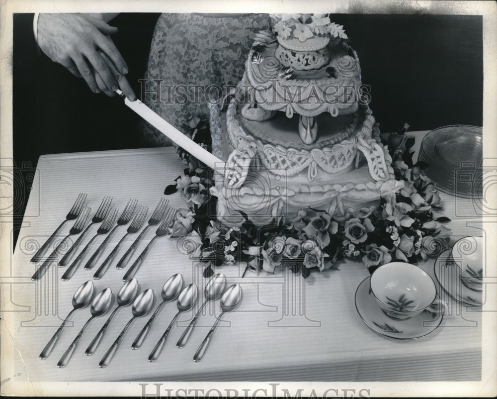 1953 Press Photo A traditional wedding cake being served - neb92077 - Historic Images