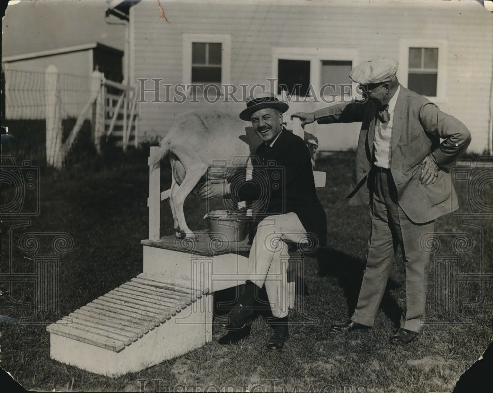 1924 Press Photo Dr W Thurnhear & Sec of Agri milking a goat in Beltsville,Md. - Historic Images