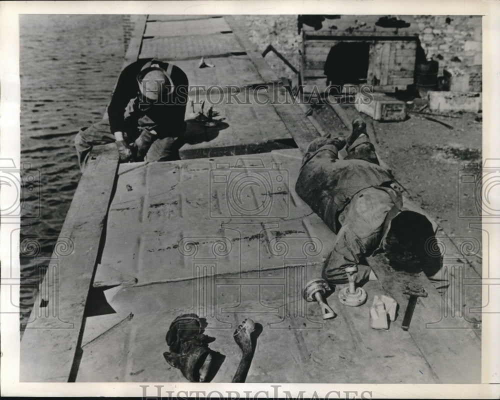 1944 Press Photo Seabee Sailors join pontoons in practice drill - Historic Images