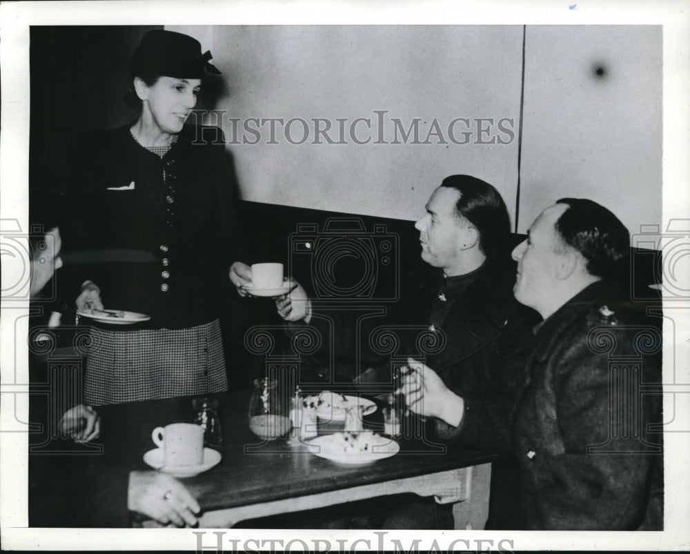 1941 Press Photo London, Mrs G Rendel &amp; Catholic Women&#39;s Canteen &amp; servicemen - Historic Images