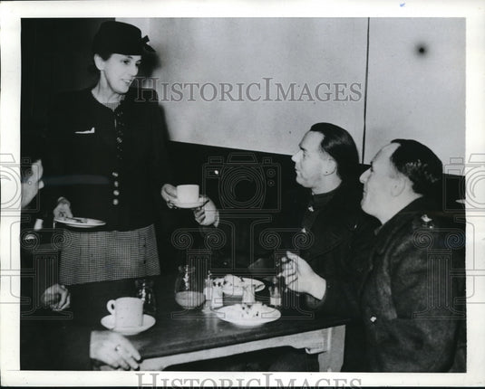 1941 Press Photo London, Mrs G Rendel & Catholic Women's Canteen & servicemen - Historic Images