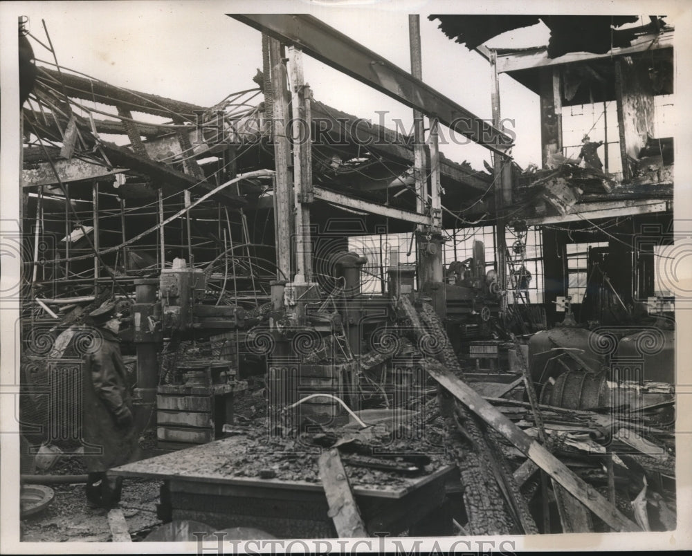 1940 Press Photo Condensor &amp; Eng Company plant burned out in Hoboken, NJ - Historic Images