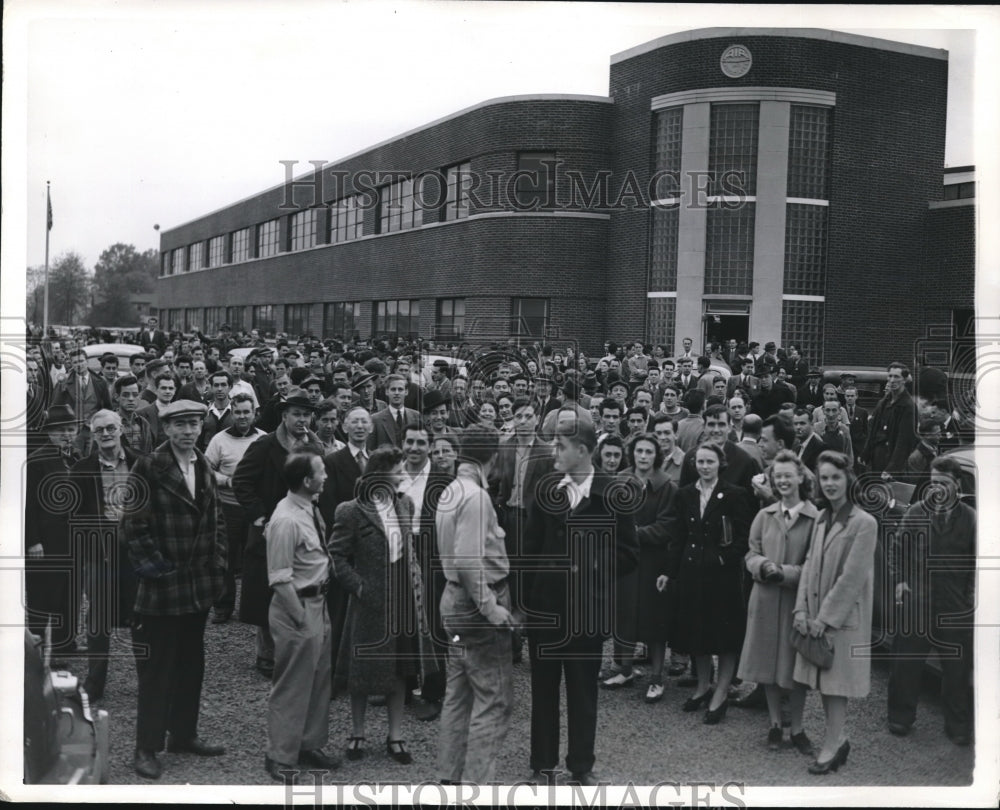 1941 Bendix, NJ striking workers at Air Assoc. plant protest - Historic Images