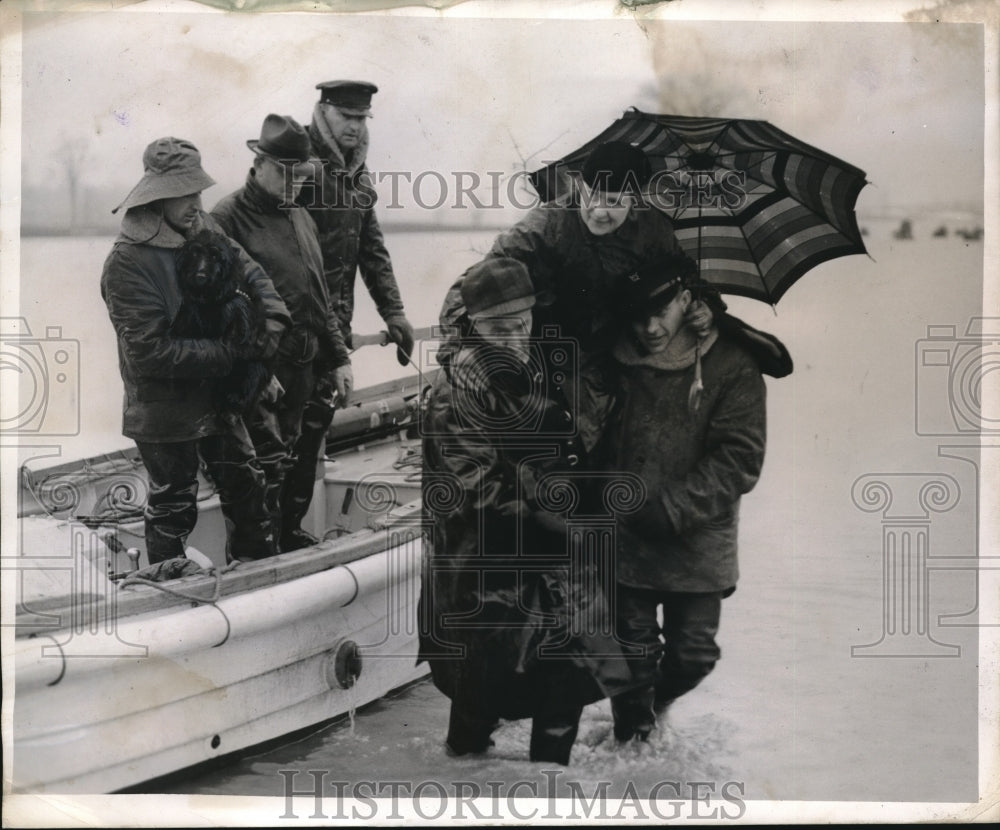 1940 Press Photo Residents of Rochester, NY being evacuated - Historic Images