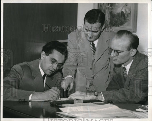 1956 Press Photo Jozsef Molitorisz who escaped Budapest applies for admission to - Historic Images